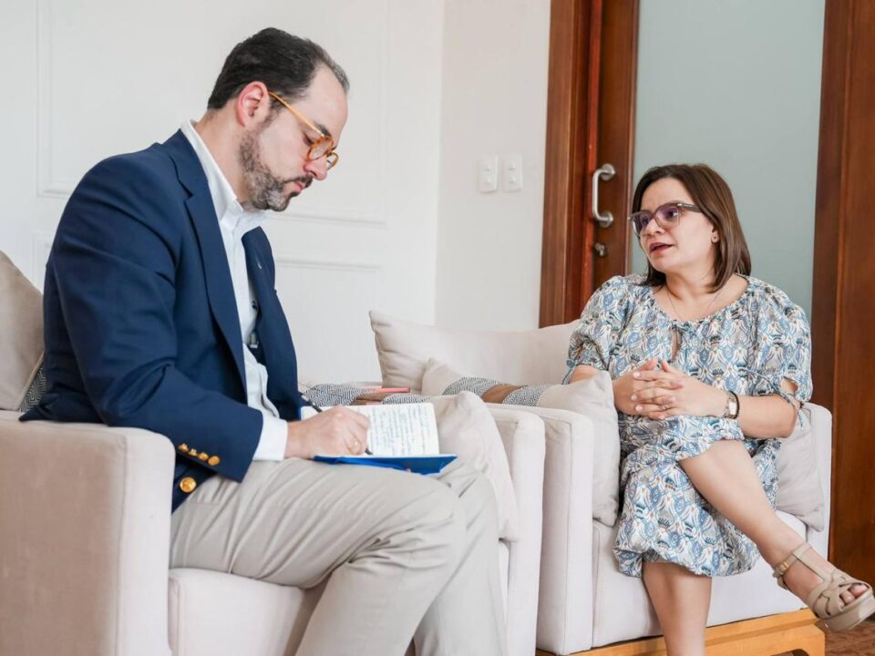 *La Gobernadora del Magdalena, Margarita Guerra, reunida con el viceministro de Justicia, Carlos Gónima.